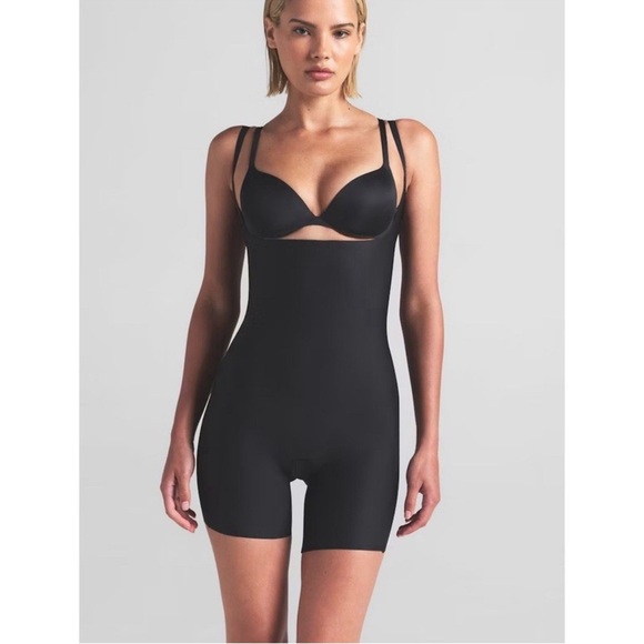 NEW WITH TAGS. SKIMS Zoned Bust Brief Bodysuit  (SizeL)8218 (B#2)